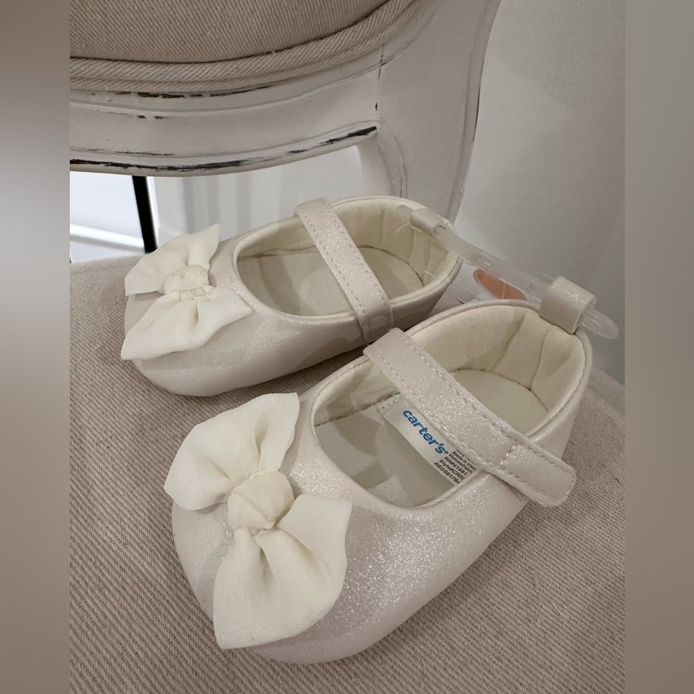 🤍 Baby 9~12 Mth Carter's Ivory With Faint Sparkle Baby Shoes with Bow NWT